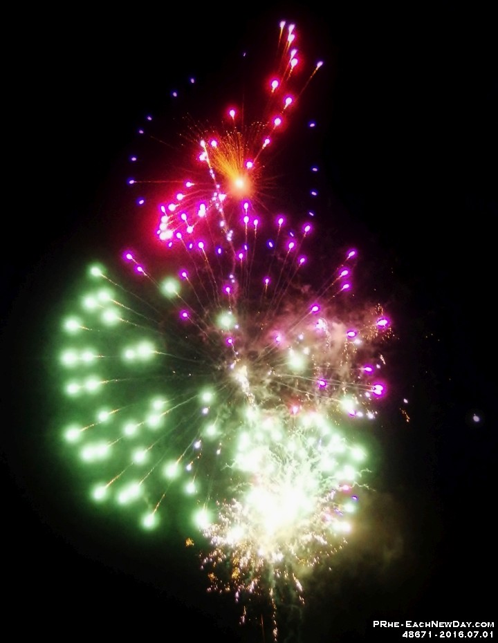48671RoCrEx - July 1st fireworks in Bobcaygeon